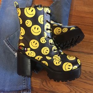 dEliA’s boots nwot, size 8, happy face, doll kills